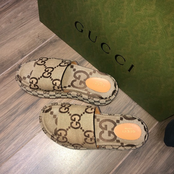 GUCCI WOMEN'S PLATFORM SLIDE never been worn. Brand new, only been tried on. - Picture 5 of 10